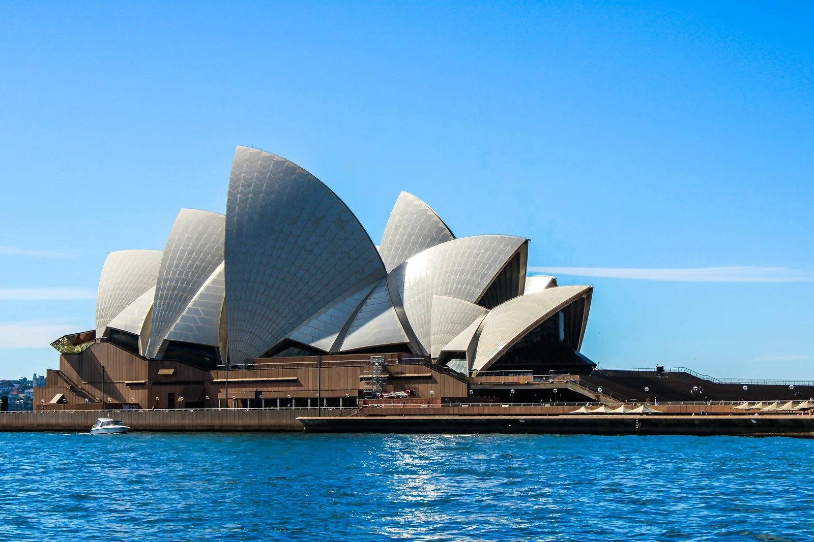 Sydney Opera House à beira das águas azuis do porto de Sydney