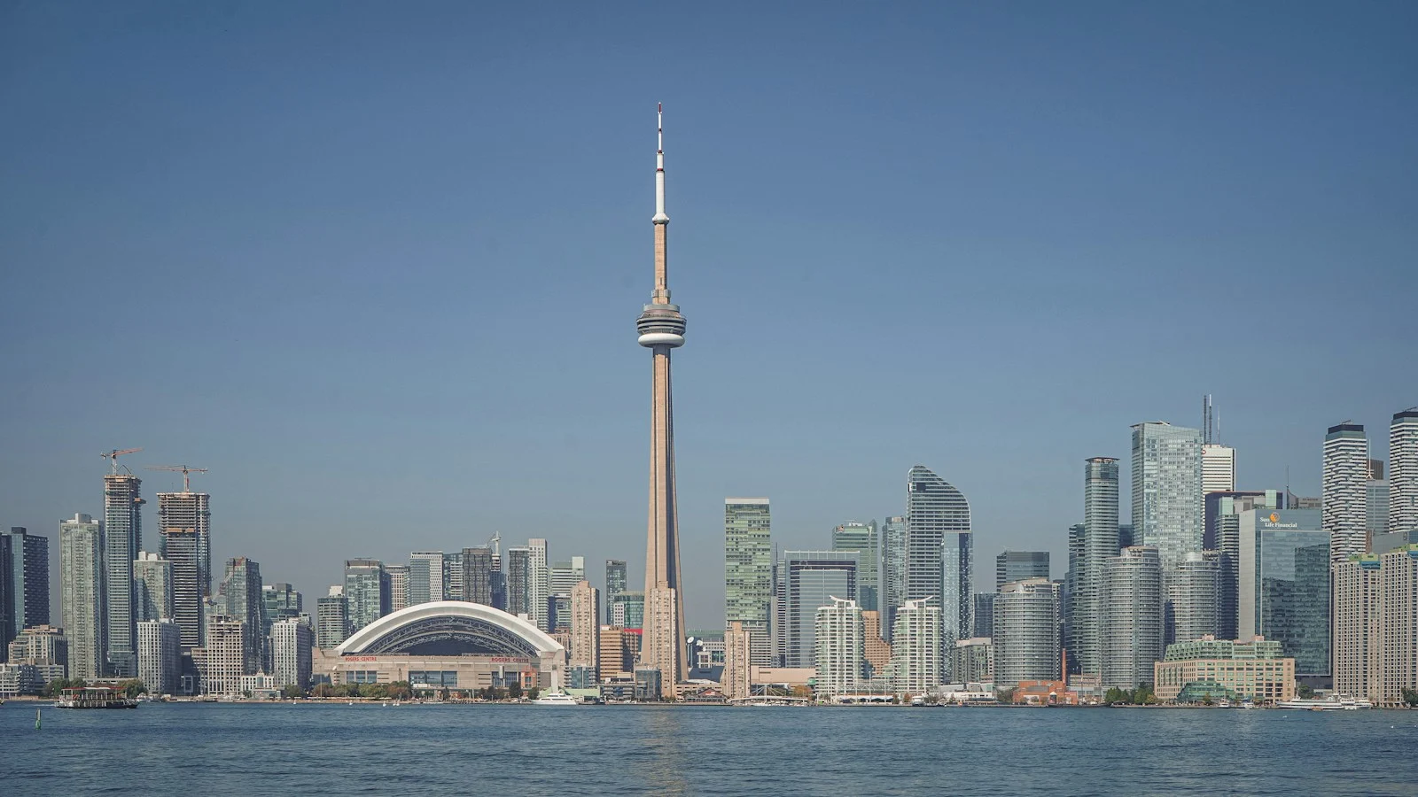 Panorama de Toronto com a CN Tower visto do Lago Ontário